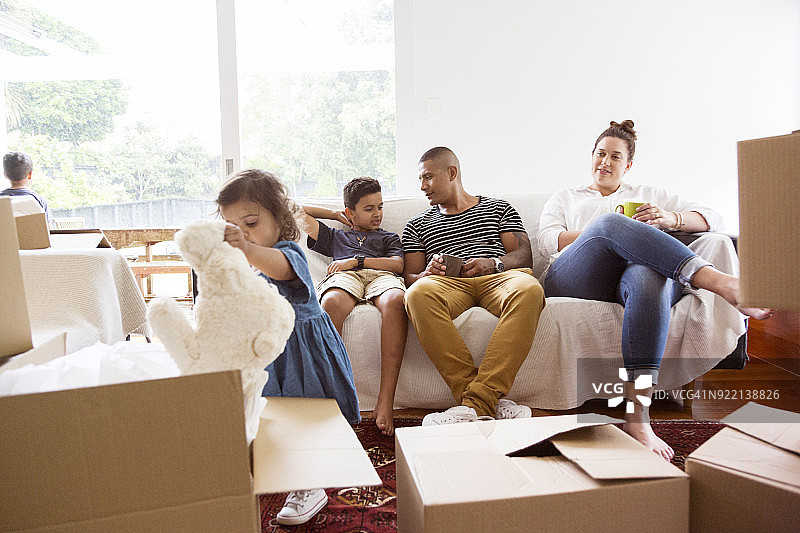 年轻家庭搬入新家图片素材