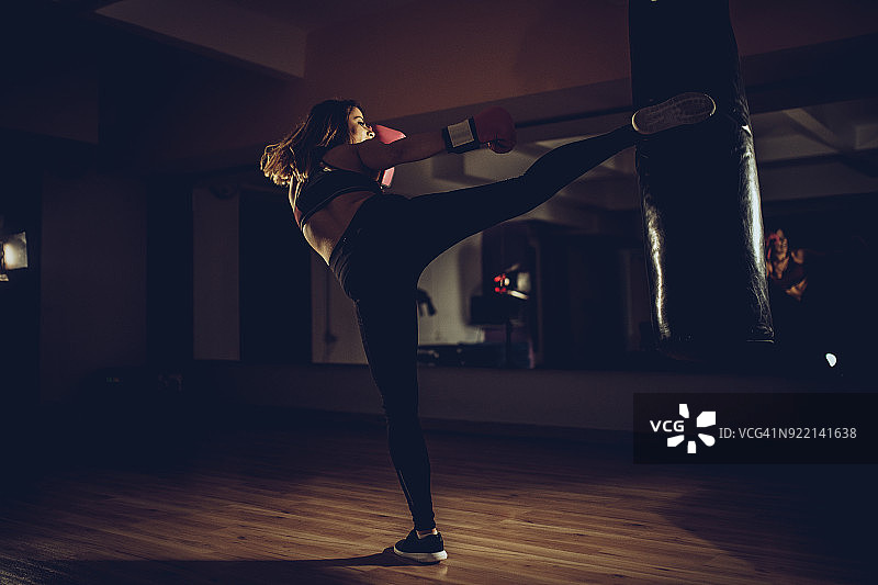 女孩进行跆拳道练习图片素材