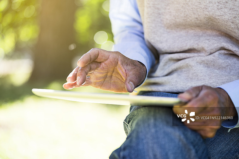 年长的男人使用平板电脑图片素材