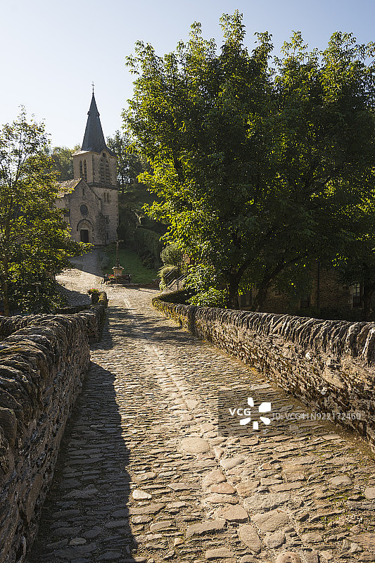 阿韦龙河上的圣玛丽-玛德琳教堂桥图片素材