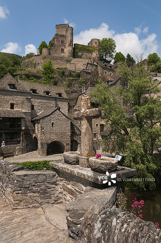 阿韦龙河上的桥梁，贝尔卡斯特尔村和城堡图片素材