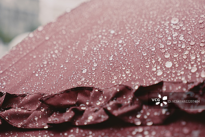 红色伞上的雨滴图片素材