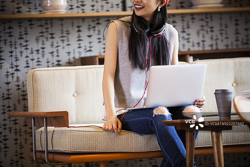 办公室里的年轻创业女性图片素材