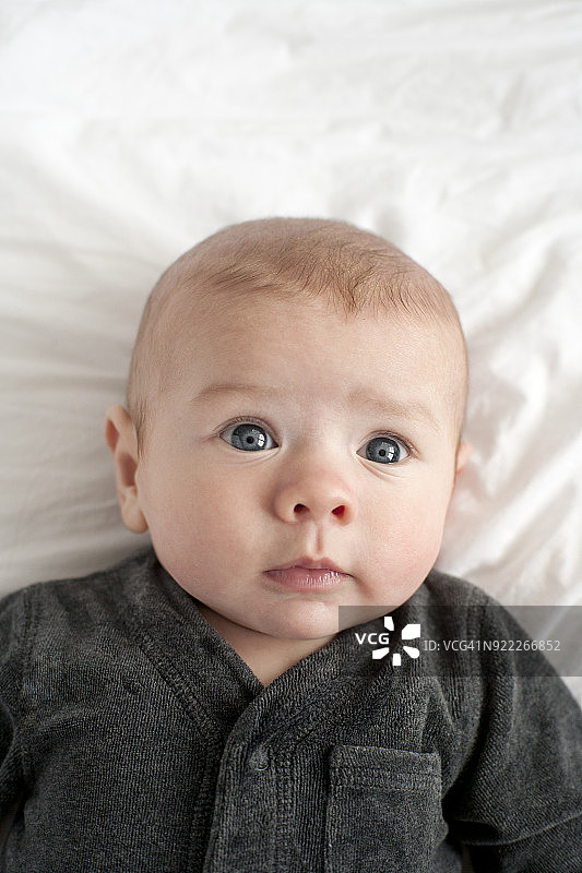一个惊讶地躺下的男孩图片素材