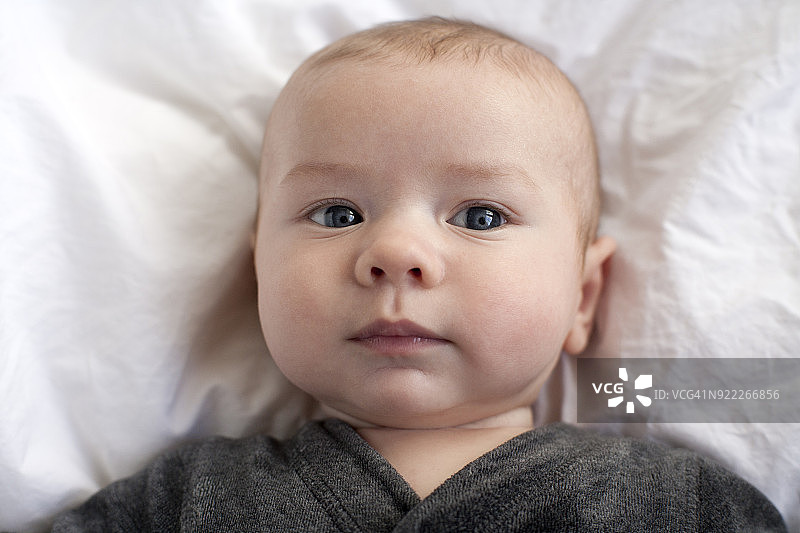 躺在床上的男孩图片素材