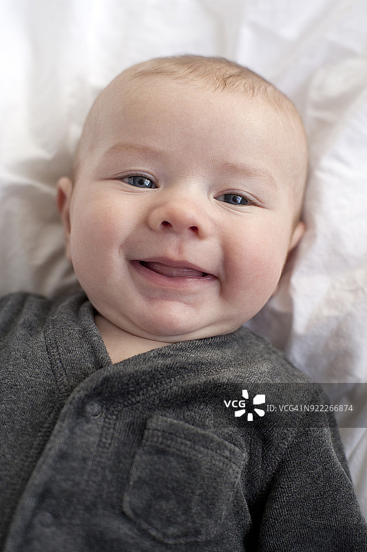 男孩躺着大笑图片素材