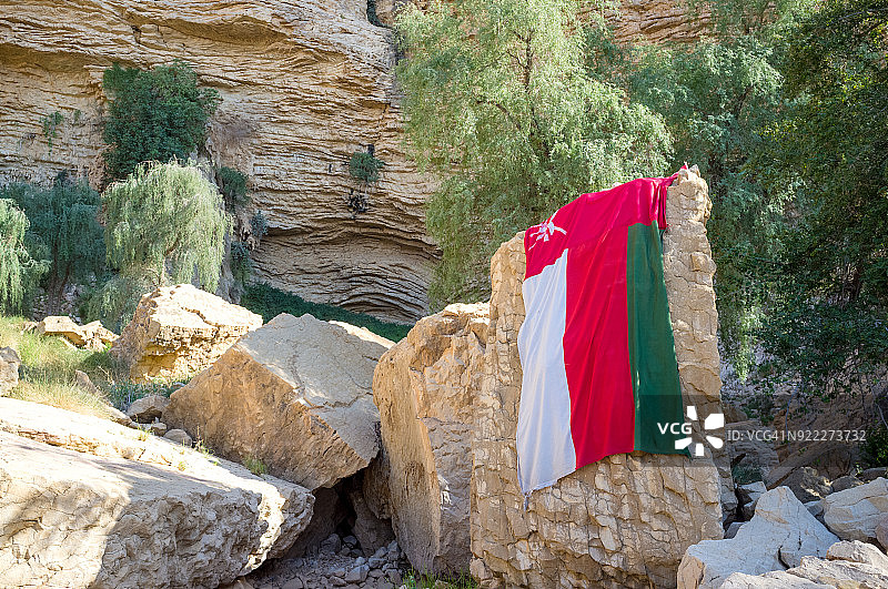 阿曼布莱米的卡塔尔山上的阿曼国旗图片素材