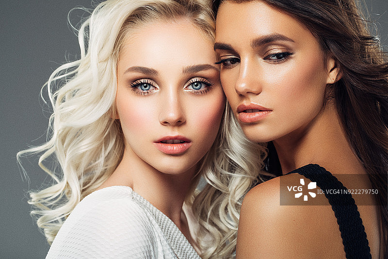 两个漂亮的女孩照片图片素材