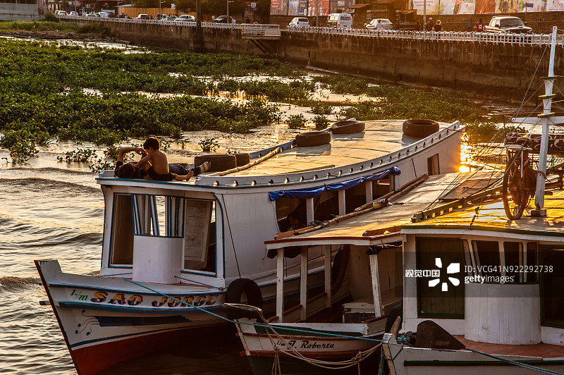 在船上休息的人们图片素材