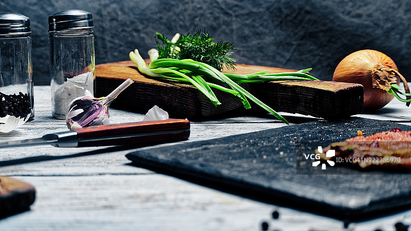 烹饪中的猪排图片素材