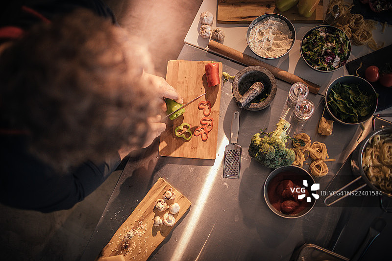 厨师准备蔬菜沙拉图片素材
