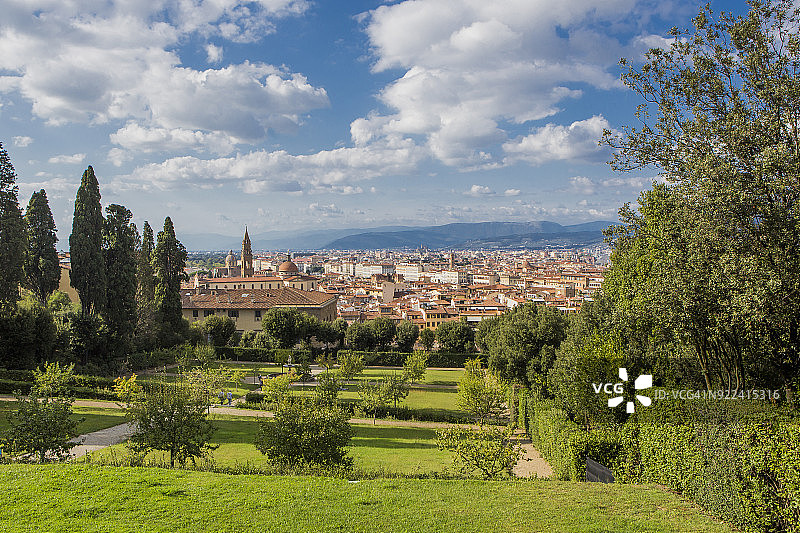 奥特拉诺区的圣灵花园和教堂图片素材