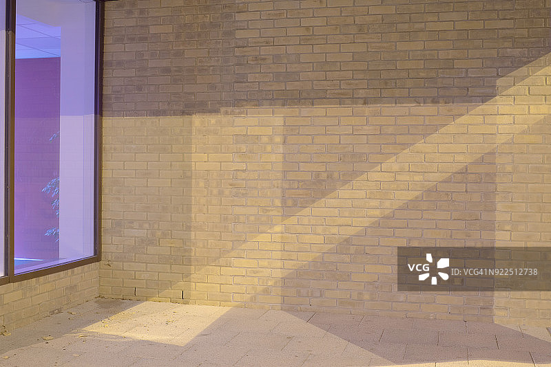 砖墙与玻璃的反射图片素材
