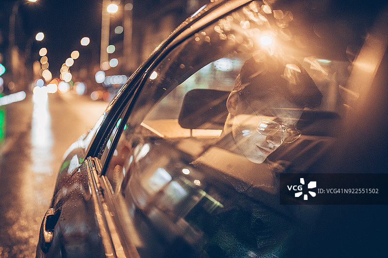 青年男子在车里开车图片素材