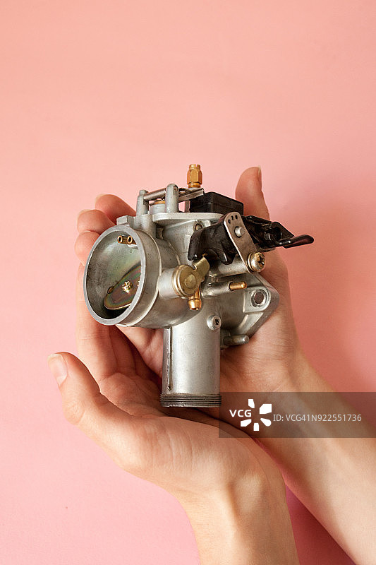 修理工修理摩托车的化油器图片素材