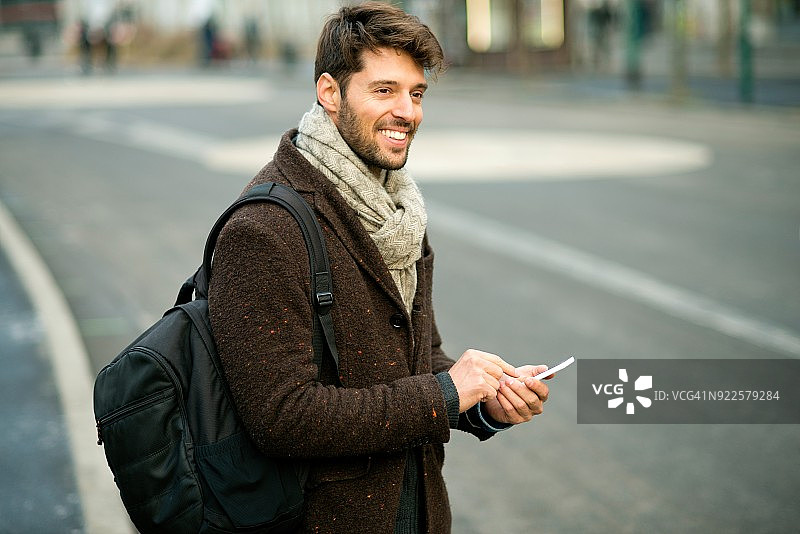 使用智能手机的微笑男人图片素材