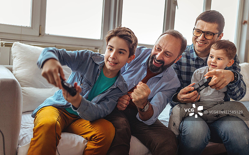 男孩们玩得很开心图片素材