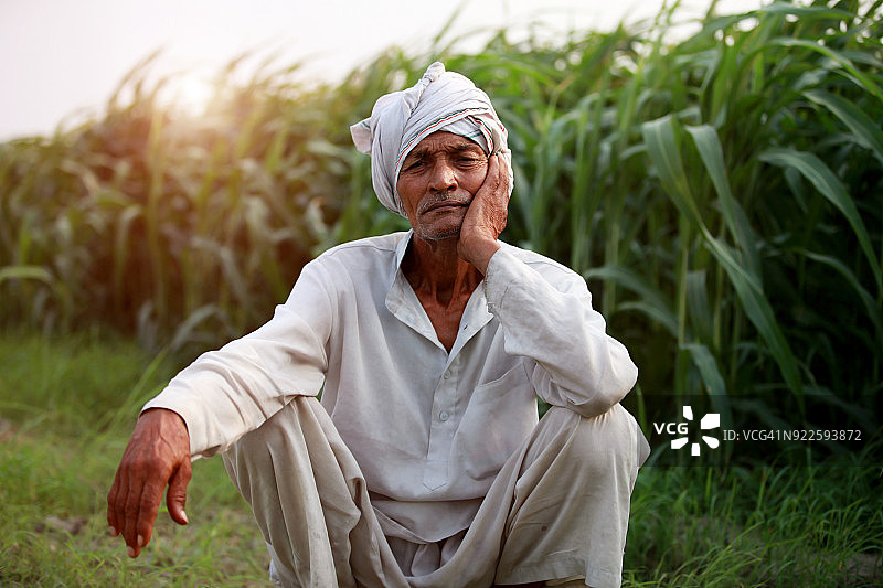 陷入沉思的老年农民图片素材