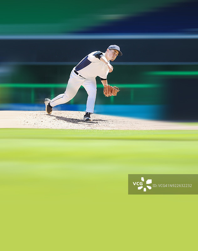 年轻的棒球联盟投手图片素材