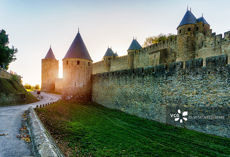 阳光下的卡尔卡松圣米歇尔大教堂，法国图片素材