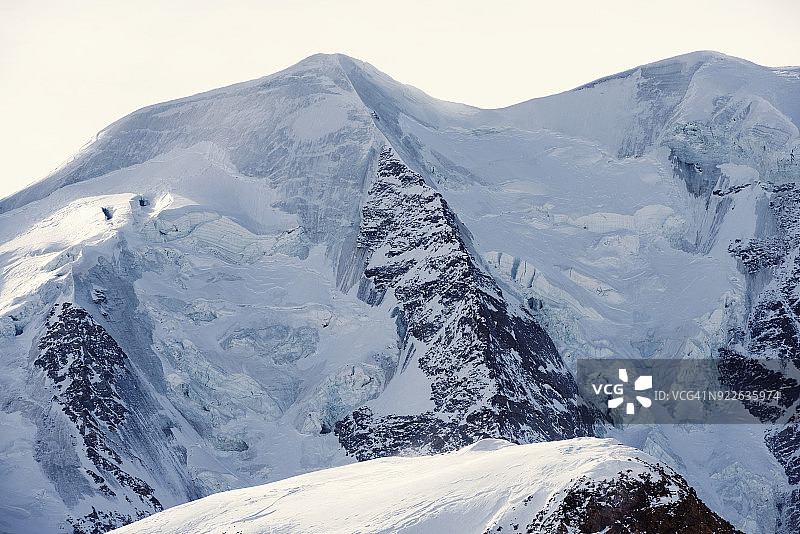 瑞士格里松州帕吕峰的冰雪覆盖图片素材