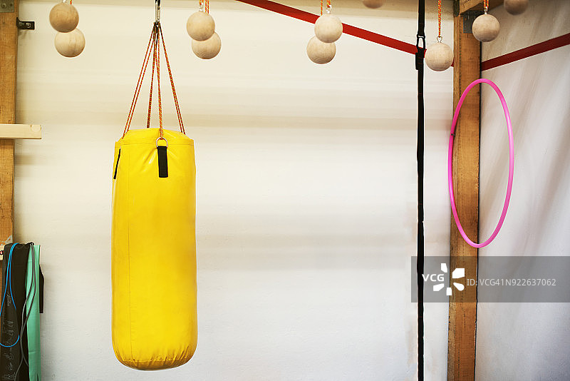 黄色拳击袋图片素材