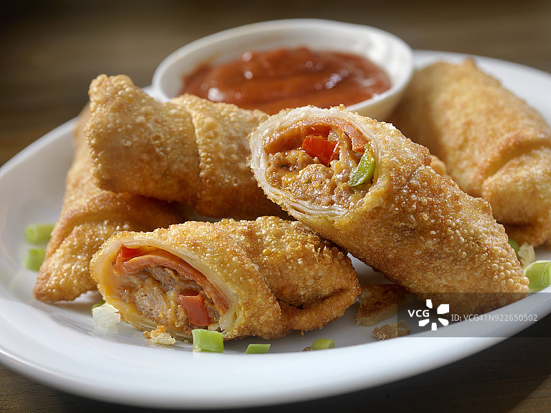 香肠和意式香肠披萨蛋卷图片素材