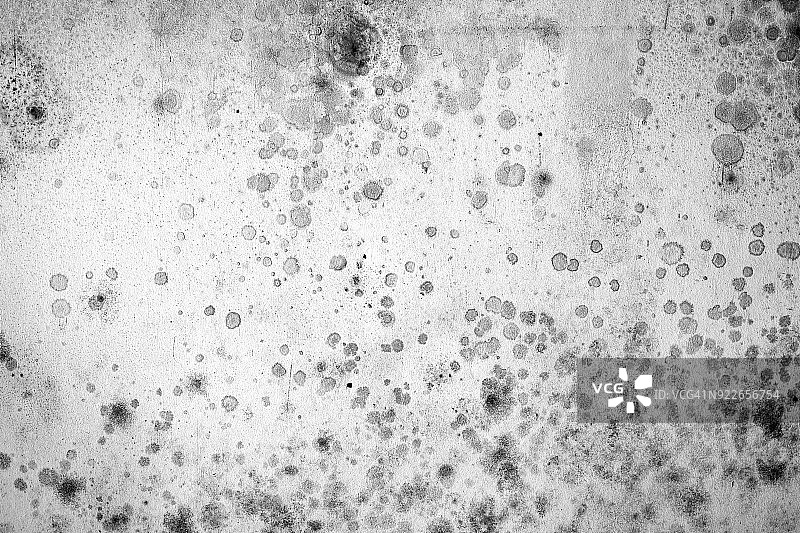 黑白照片：有霉斑的脏污、有污渍和磨损的墙壁图片素材