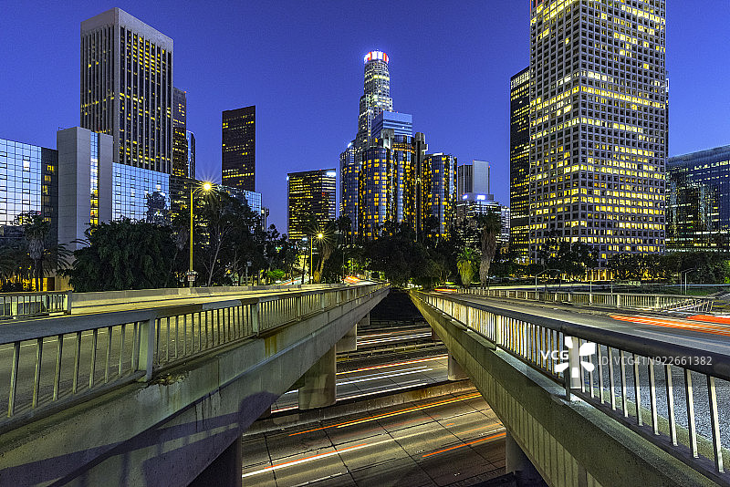 黄昏时分的洛杉矶与交通图片素材