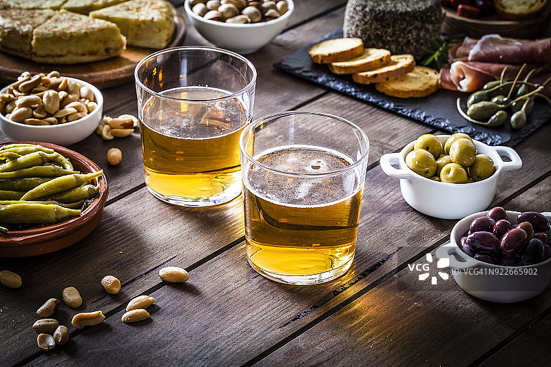 啤酒和西班牙小吃，乡村木桌图片素材
