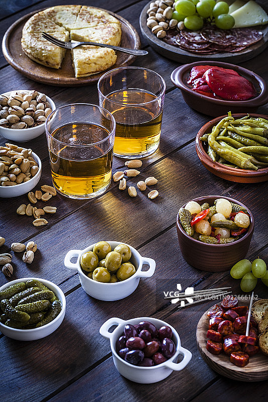 啤酒和西班牙小吃，乡村木桌图片素材