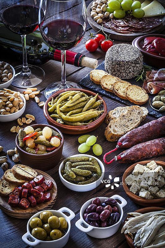 乡村木桌上的小吃和葡萄酒（俯视拍摄）图片素材