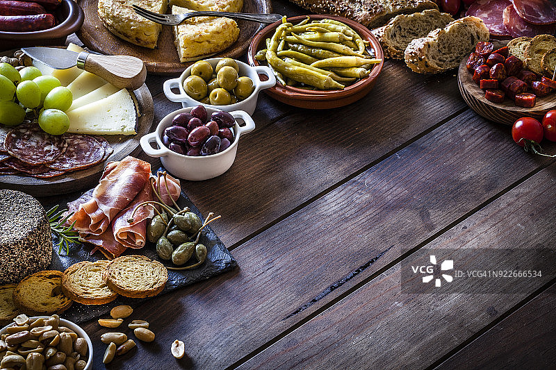 乡村木桌上的西班牙小吃拼盘图片素材