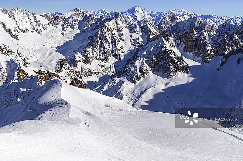冬季巨人冰川和塔库尔山峰的壮丽景色图片素材