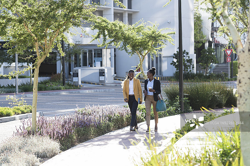 午休散步的妇女图片素材
