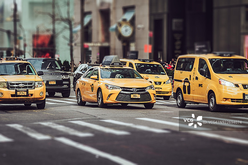 纽约市曼哈顿第五大道上的黄色出租车图片素材