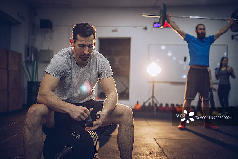 健壮的年轻男人图片素材