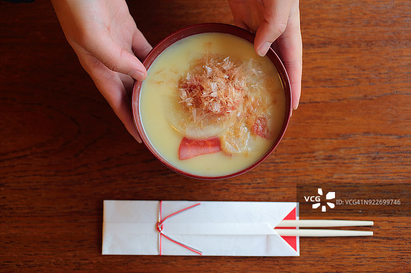 男人提供日本新年料理杂煮图片素材