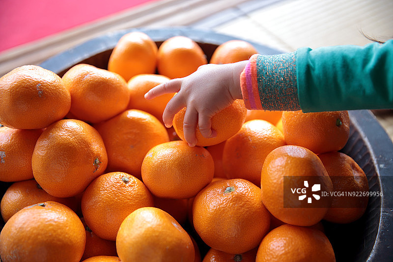 女孩触摸蜜柑图片素材