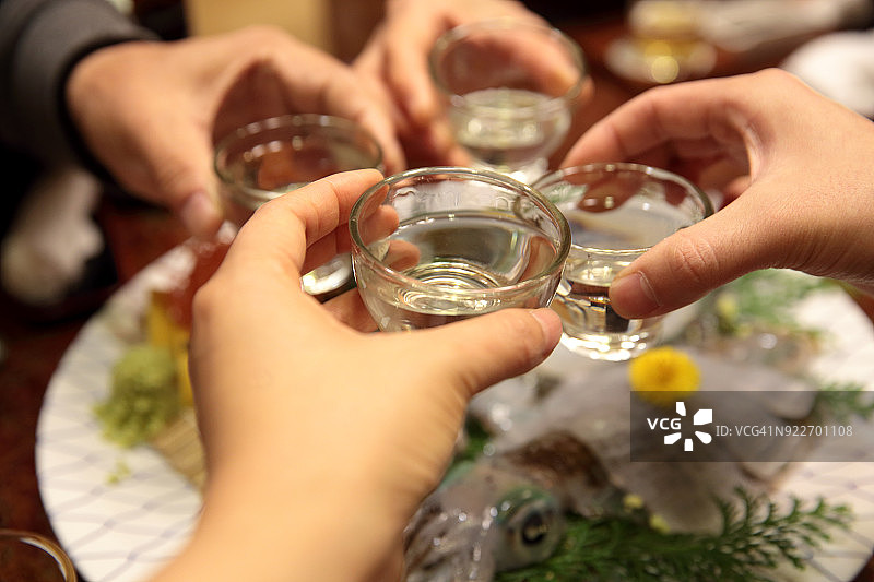一家人制作鱿鱼生鱼片佐清酒吐司图片素材