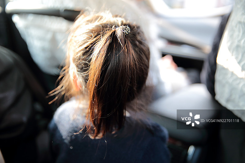 车里的女孩背影图片素材