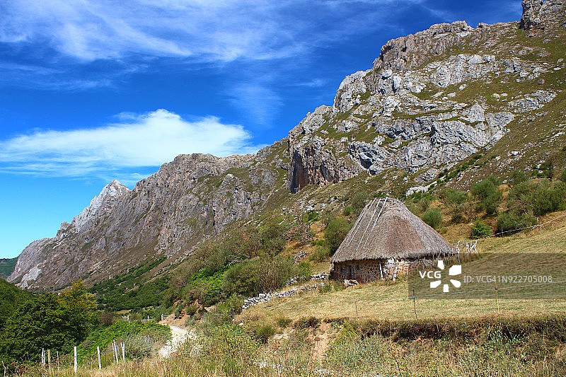 通往西班牙阿斯图里亚斯索米耶多自然公园德尔瓦莱湖途中的“泰托”小屋图片素材