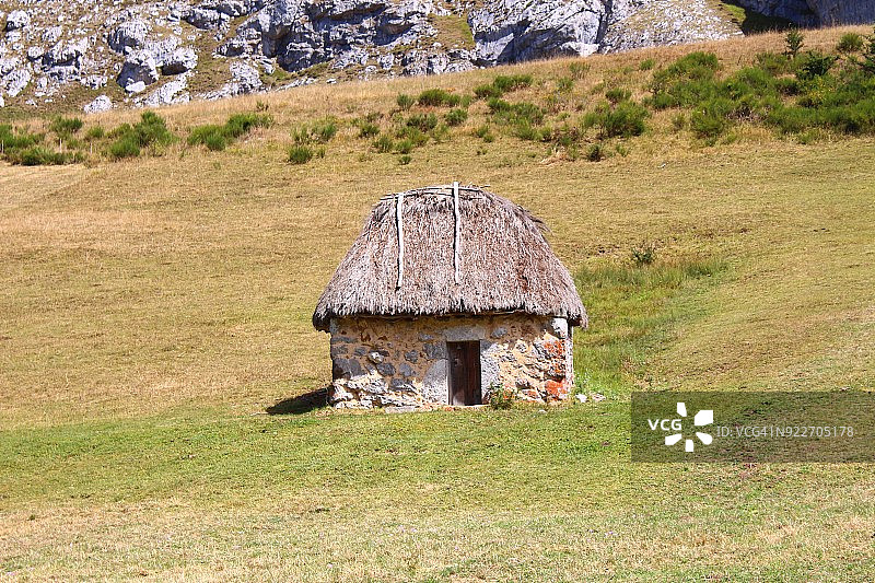 通往西班牙阿斯图里亚斯索米耶多自然公园德尔瓦莱湖途中的“泰托”小屋图片素材