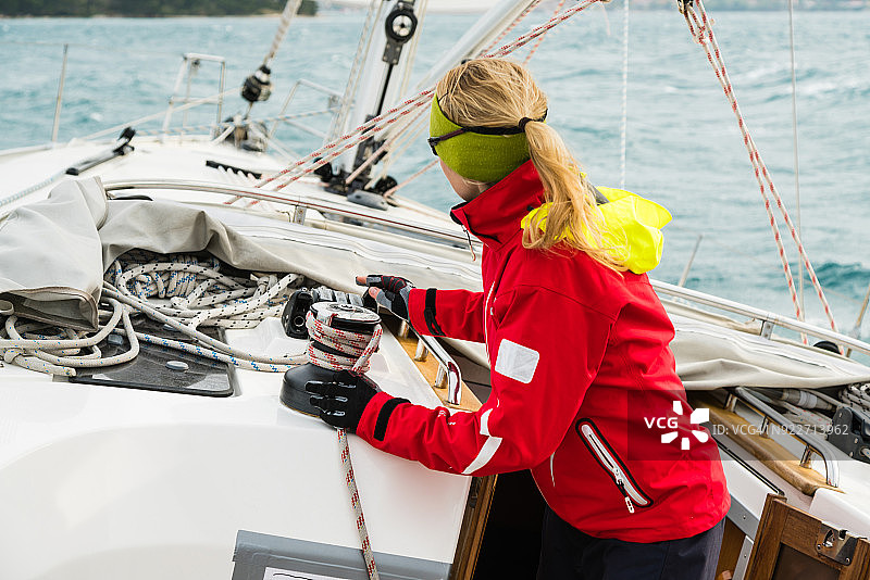 女人用绞盘拉绳子图片素材