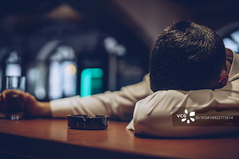 年轻男人在酒吧喝酒图片素材