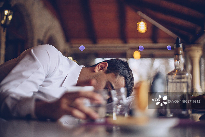 醉酒男子在酒吧睡觉图片素材