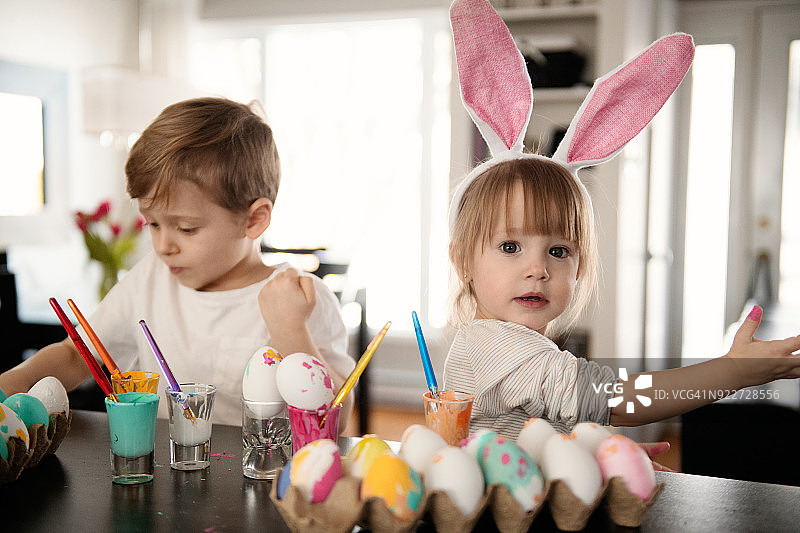 姐弟俩画复活节彩蛋图片素材