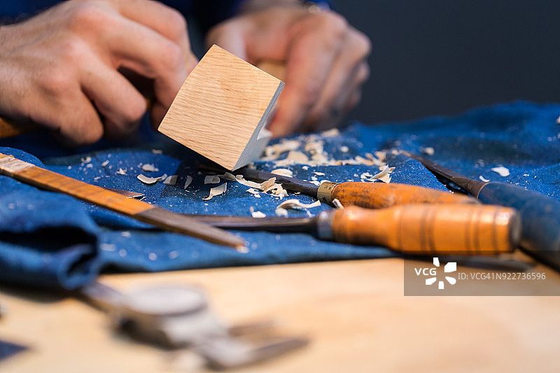 工匠雕刻小提琴图片素材