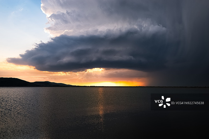 旋转的中气旋风暴图片素材