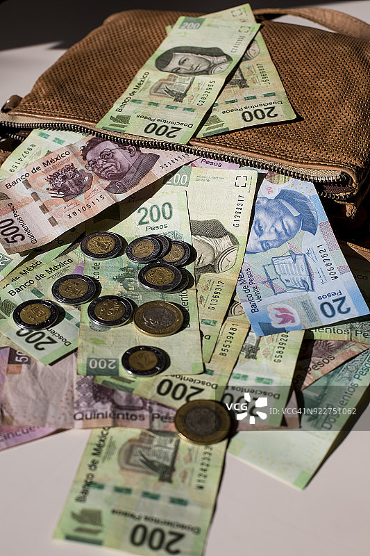 墨西哥比索、硬币和手提包图片素材